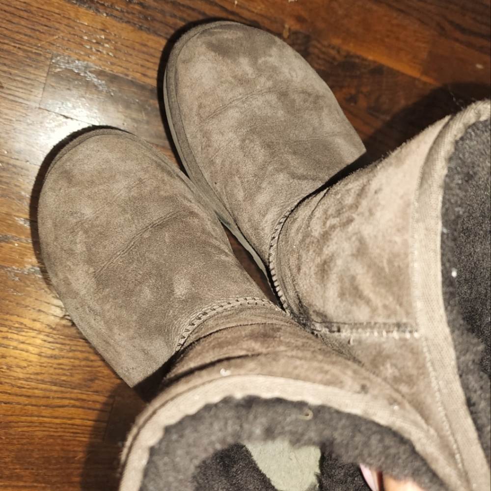 Chocolate Water Resistant Uggs Size 9